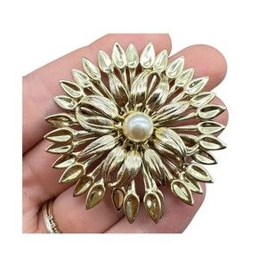Vintage Gold Tone Flower Brooch Pin with Pearl